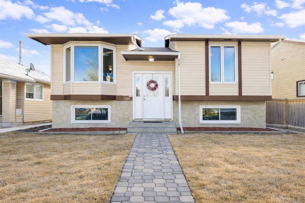 Picture of 1205 Meadowbrook Drive SE, Airdrie Real Estate Listing