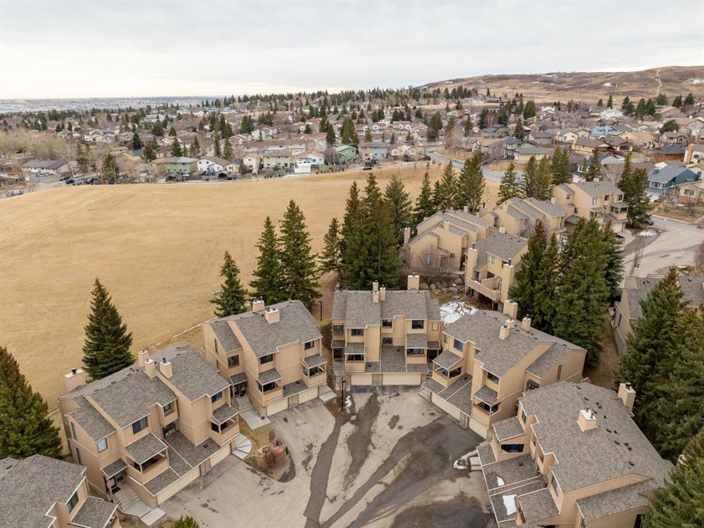 Picture of 9, 225 Berwick Drive NW, Calgary Real Estate Listing