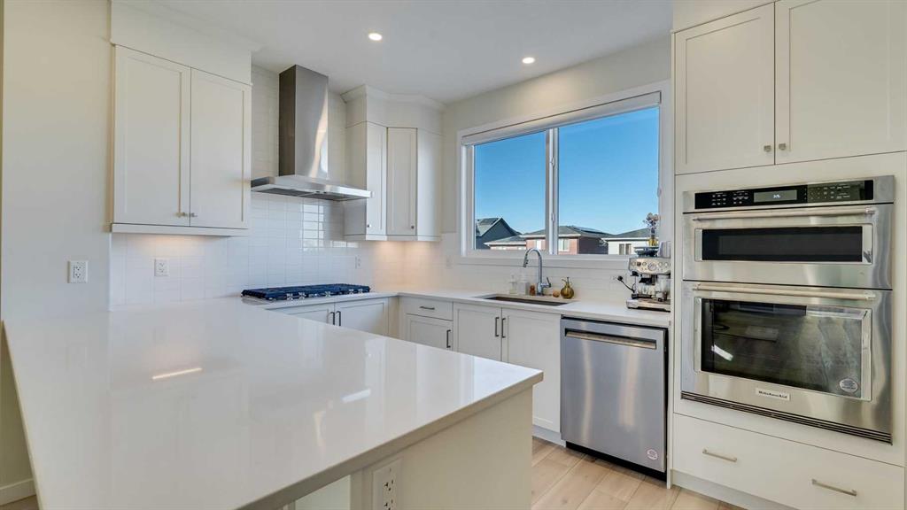 Picture of 18 Amblehurst Path NW, Calgary Real Estate Listing