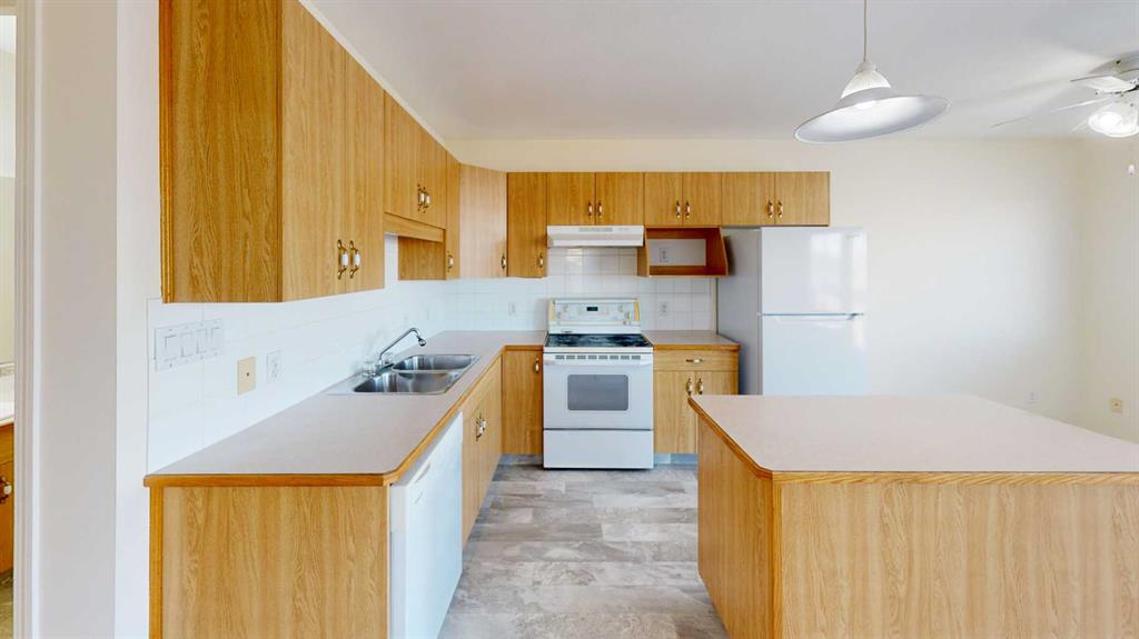 Picture of 4, 236 St. James Boulevard N, Lethbridge Real Estate Listing