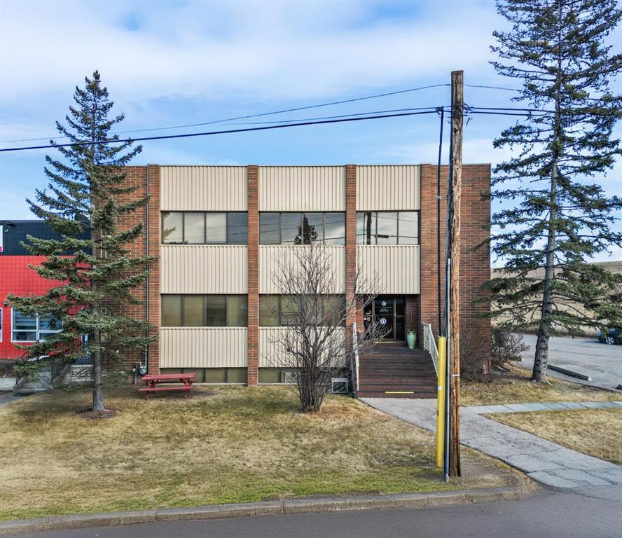 Picture of 76 Skyline Crescent NE, Calgary Real Estate Listing