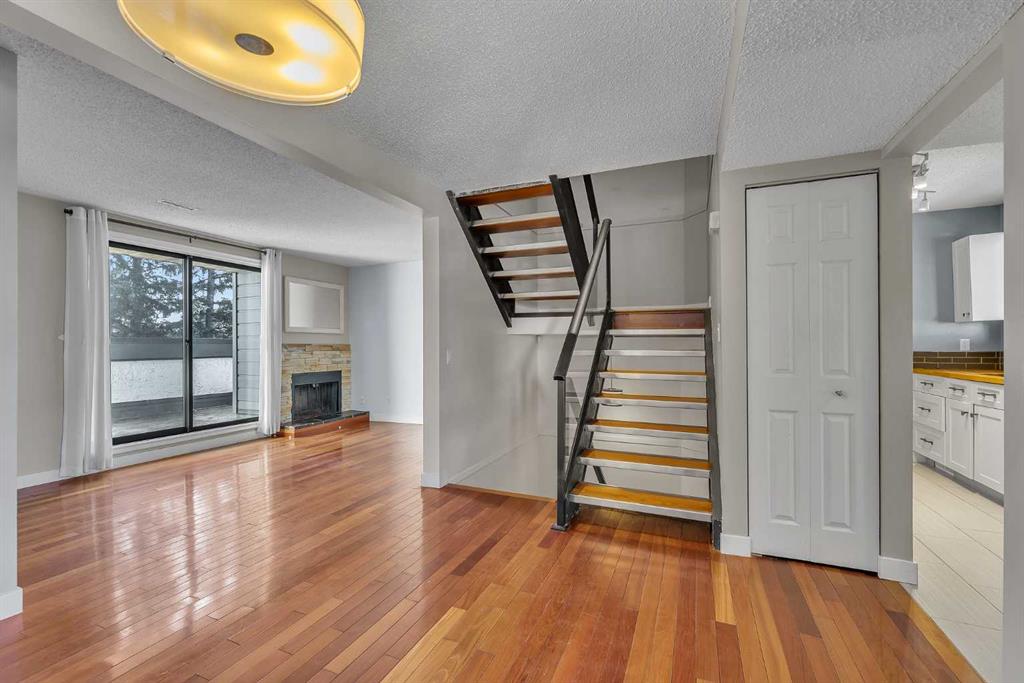 Picture of 406, 2520 Palliser Drive SW, Calgary Real Estate Listing