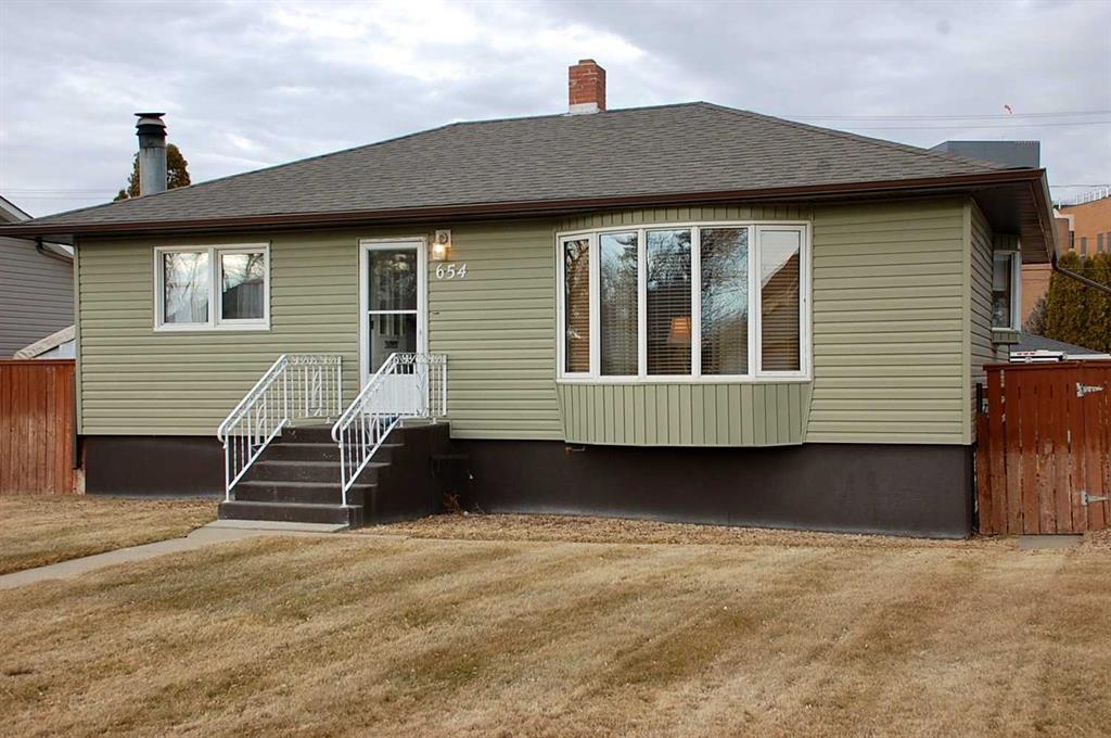 Picture of 654 6 Street SW, Medicine Hat Real Estate Listing