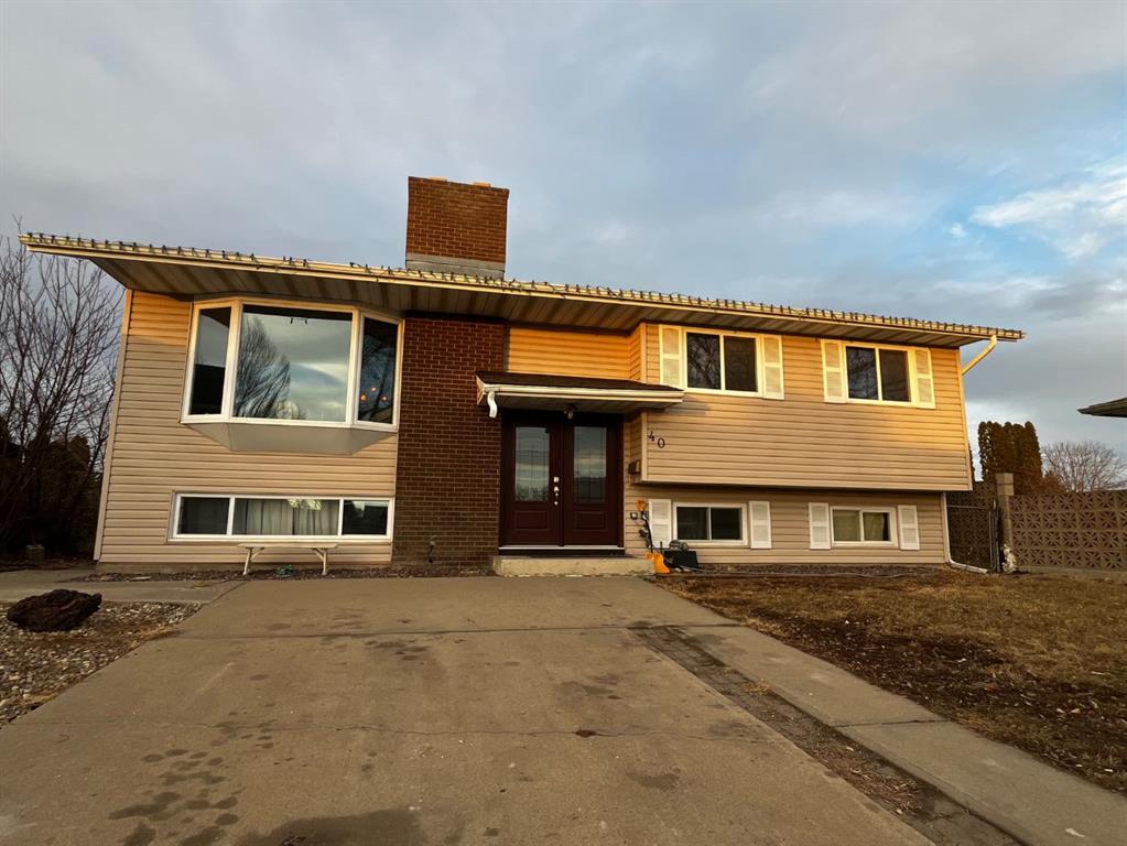 Picture of 40 Ross Glen Court SE, Medicine Hat Real Estate Listing