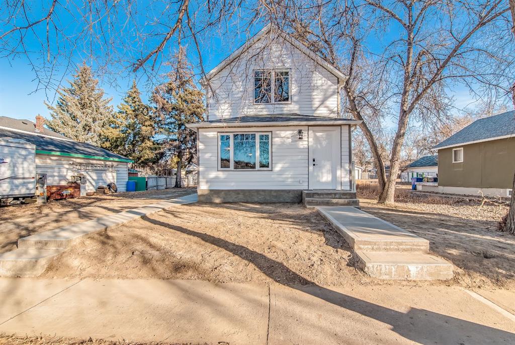 Picture of 609 Clay Avenue SE, Medicine Hat Real Estate Listing