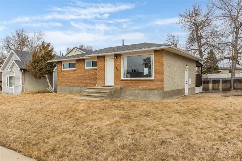 Picture of 121 6 Street SE, Redcliff Real Estate Listing