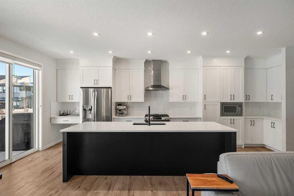 Picture of 40 West Grove Link SW, Calgary Real Estate Listing