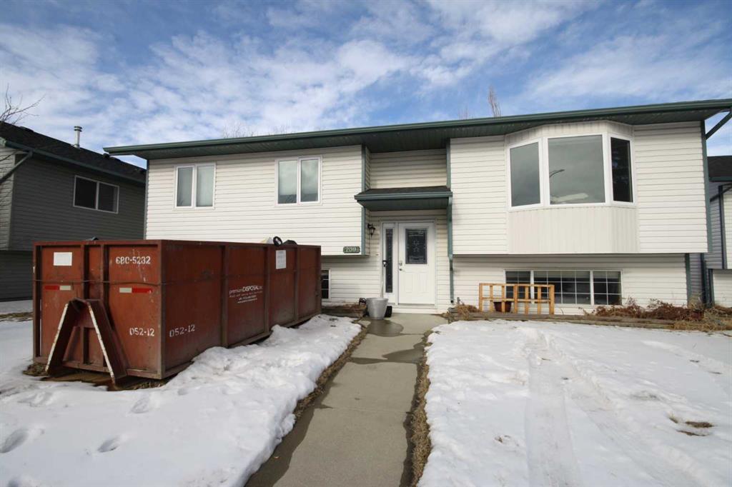 Picture of 209 Strathaven Bay S, Strathmore Real Estate Listing