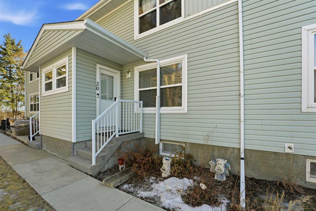 Picture of 30 Poplar Crescent , Springbrook Real Estate Listing