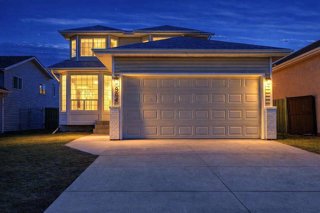 Picture of 902 Applewood Drive SE, Calgary Real Estate Listing