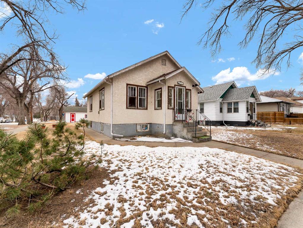 Picture of 401 3 Street NW, Medicine Hat Real Estate Listing