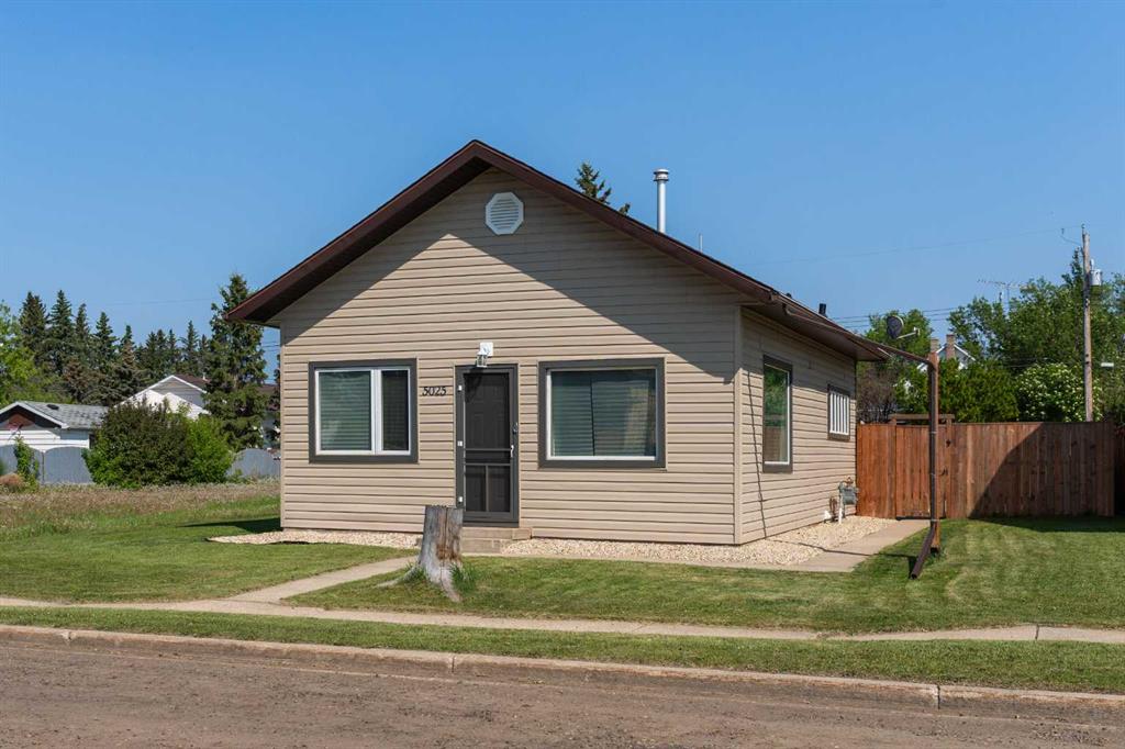 Picture of 5025 54 Street , Daysland Real Estate Listing