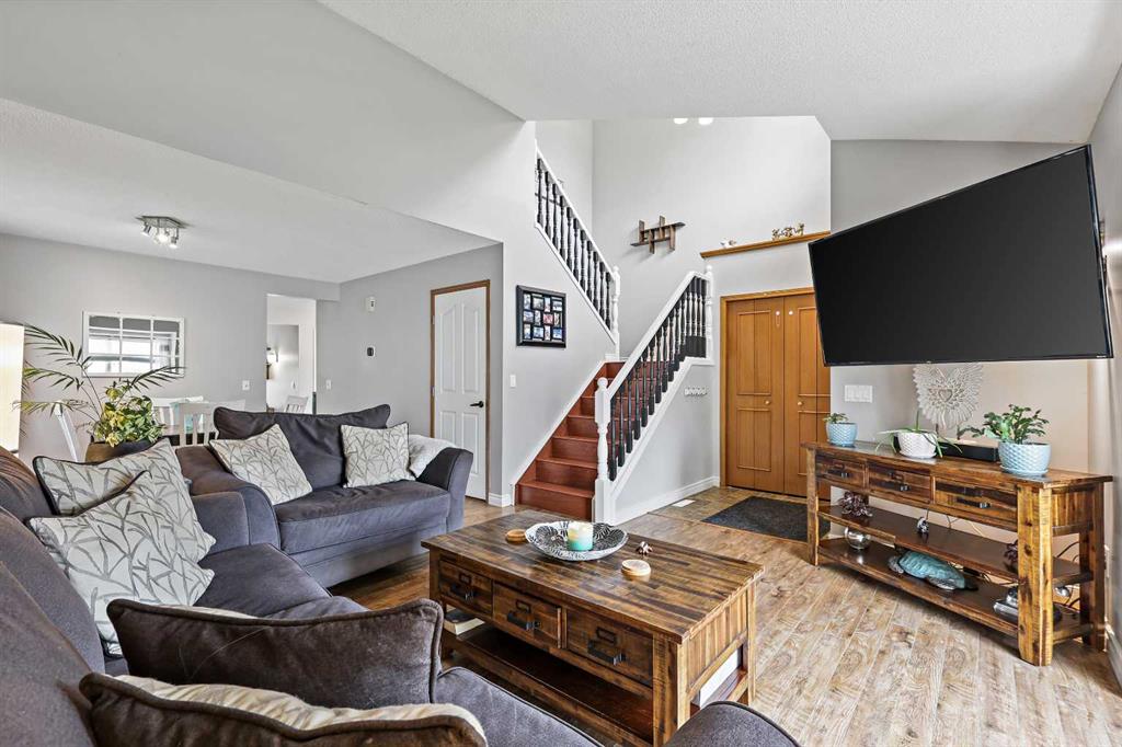 Picture of 32 Millrise Crescent SW, Calgary Real Estate Listing