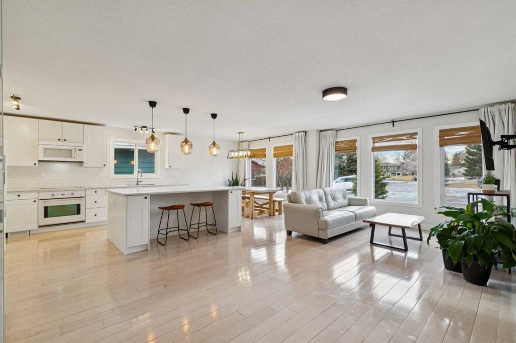 Picture of 44 Shawcliffe Bay SW, Calgary Real Estate Listing