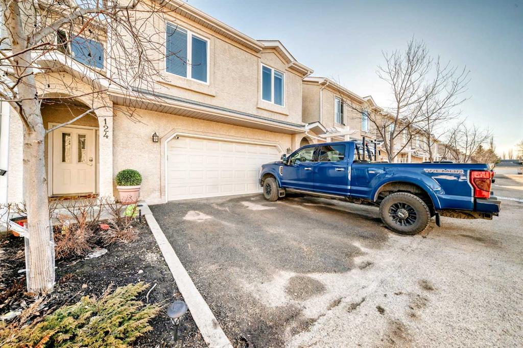 Picture of 124 Sunlake Gardens SE, Calgary Real Estate Listing