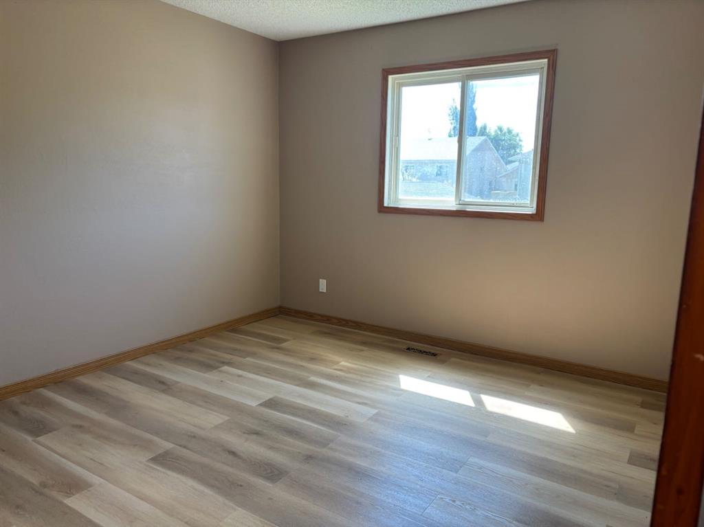 Picture of 506 columbia Boulevard W, Lethbridge Real Estate Listing