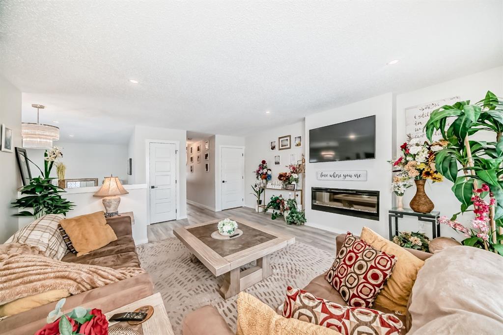 Picture of 158 Chinook Gate Boulevard SW, Airdrie Real Estate Listing