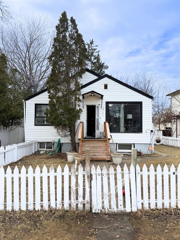 Picture of 319 7 Street SE, Medicine Hat Real Estate Listing