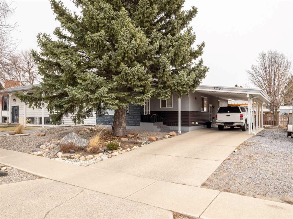 Picture of 1707 Lakemount Boulevard S, Lethbridge Real Estate Listing