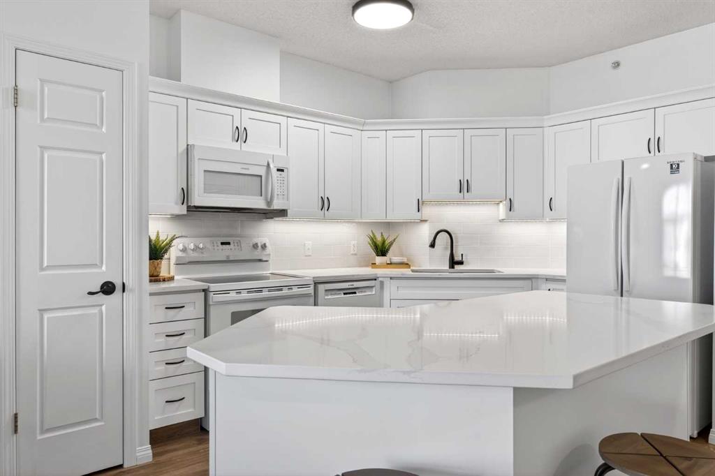 Picture of 404, 5201 Dalhousie Drive NW, Calgary Real Estate Listing