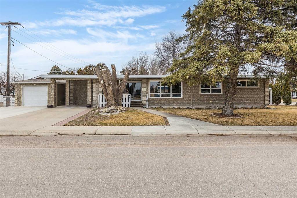 Picture of 890 Hargrave Way NW, Medicine Hat Real Estate Listing