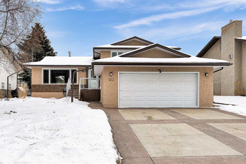 Picture of 123 Valhalla Crescent NW, Calgary Real Estate Listing