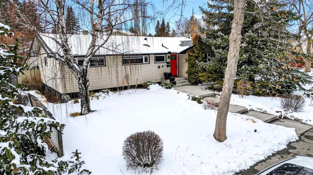 Picture of 33 Warwick Drive SW, Calgary Real Estate Listing