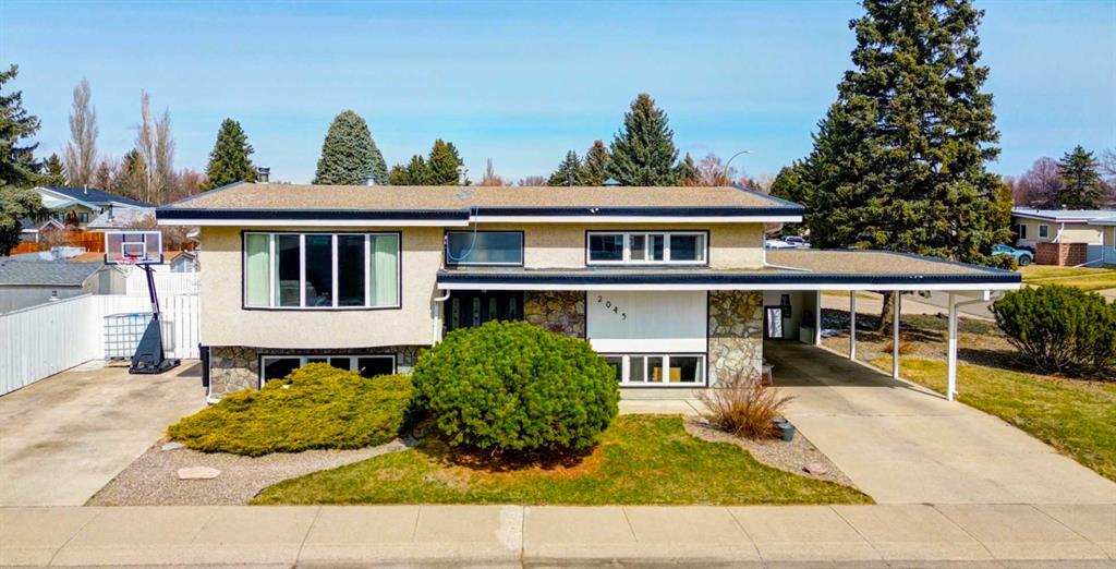 Picture of 2043 19 Street N, Lethbridge Real Estate Listing