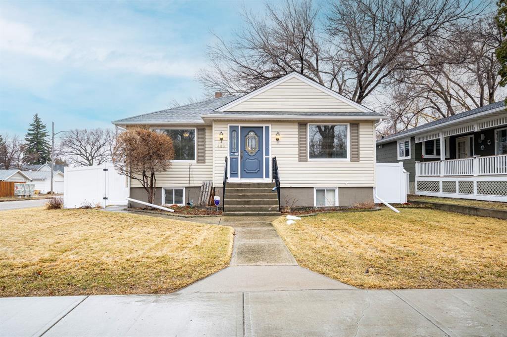 Picture of 489 10 Street SE, Medicine Hat Real Estate Listing