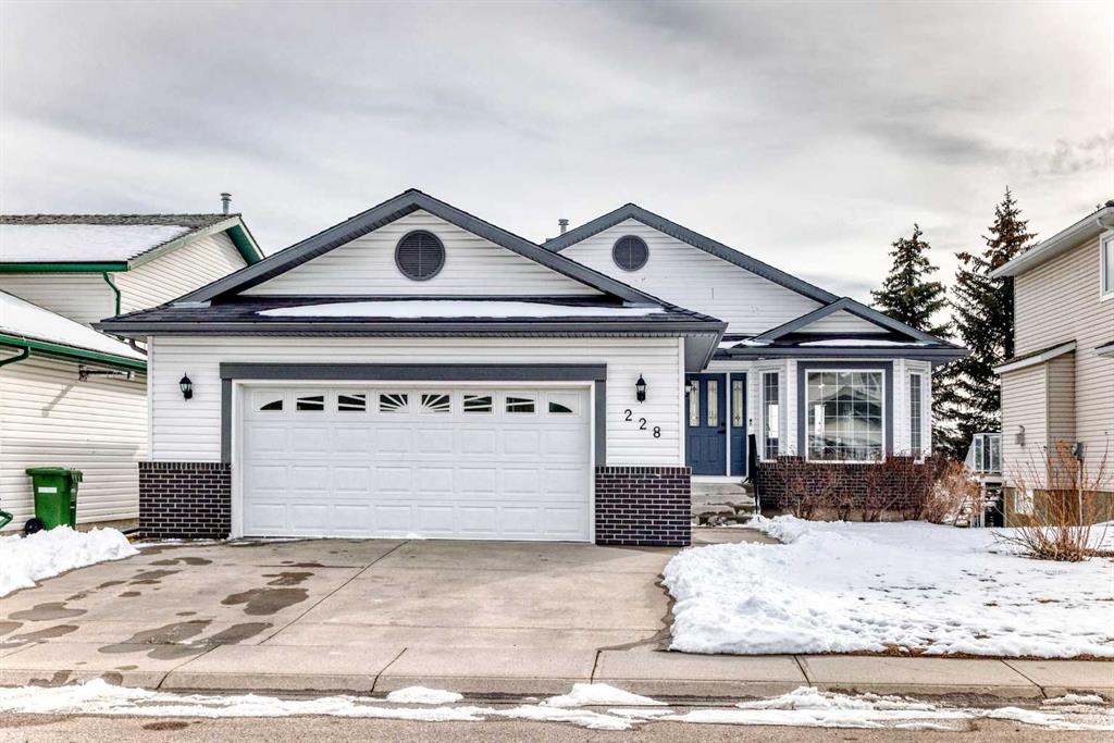 Picture of 228 Woodside Crescent NW, Airdrie Real Estate Listing