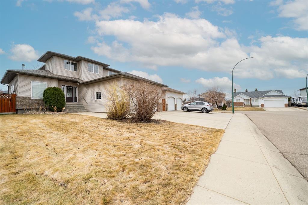 Picture of 128 Stratton Close SE, Medicine Hat Real Estate Listing