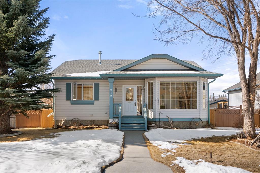 Picture of 219 Quigley Drive , Cochrane Real Estate Listing