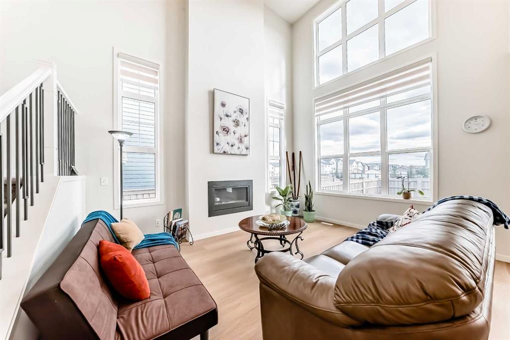 Picture of 332 Magnolia Crescent SE, Calgary Real Estate Listing