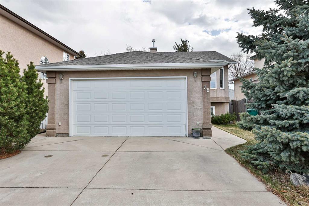Picture of 38 St James Crescent N, Lethbridge Real Estate Listing