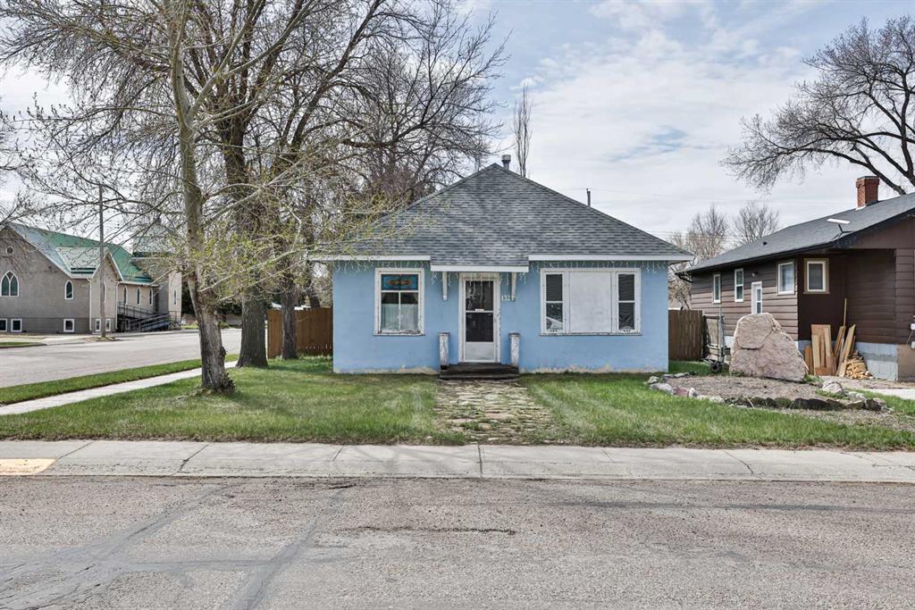 Picture of 132 3 Avenue NE, Milk River Real Estate Listing