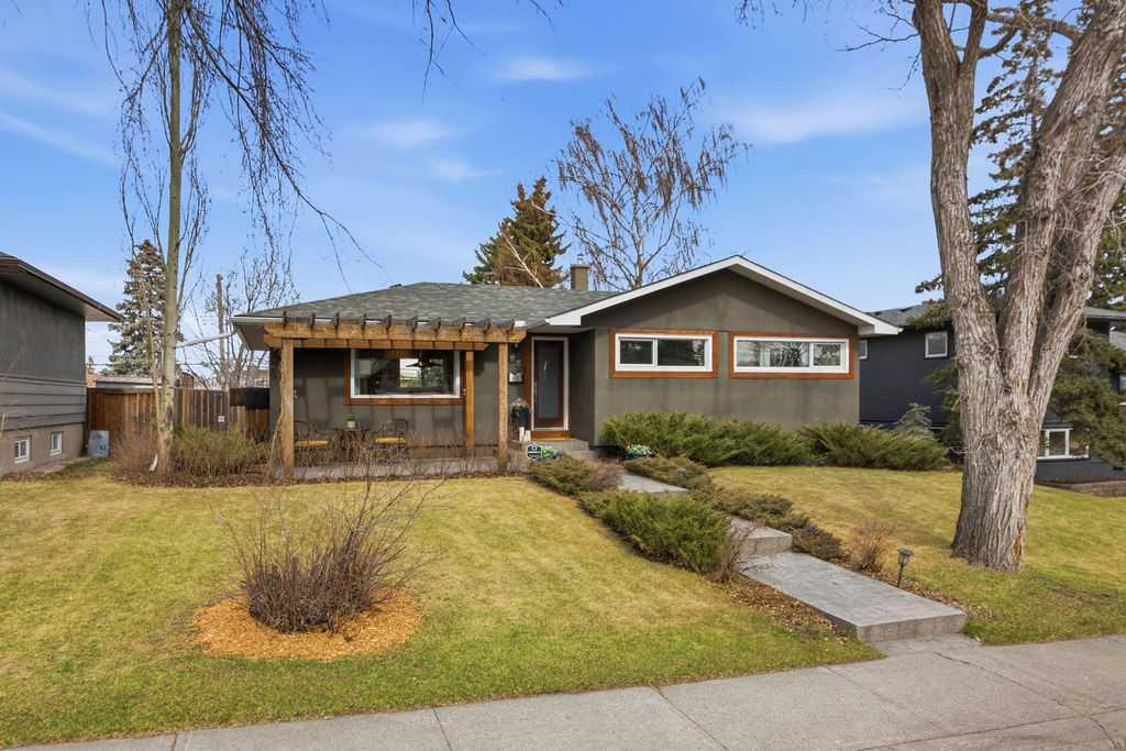 Picture of 86 Warwick Drive SW, Calgary Real Estate Listing