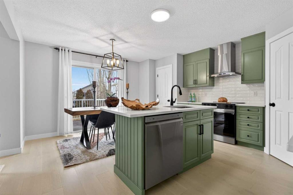 Picture of 10 Somerglen Crescent SW, Calgary Real Estate Listing