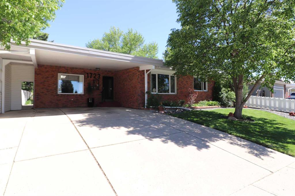 Picture of 1723 Lakemount Boulevard S, Lethbridge Real Estate Listing