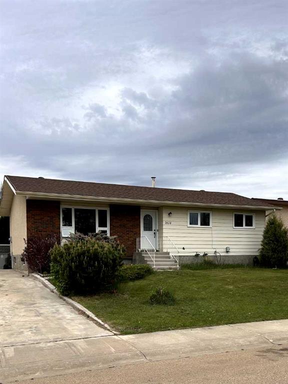 Picture of 1614 3 Avenue , Wainwright Real Estate Listing