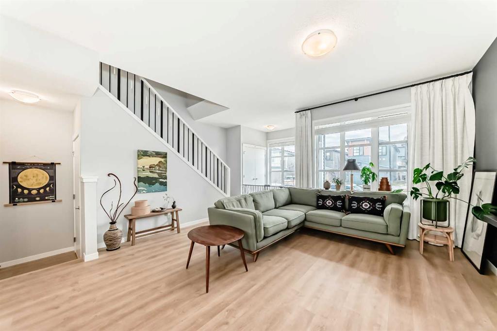 Picture of 19 Rowley Common NW, Calgary Real Estate Listing