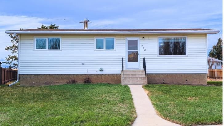 Picture of 752 54 Avenue W, Claresholm Real Estate Listing