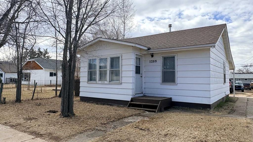 Picture of 1209 5 Avenue , Wainwright Real Estate Listing