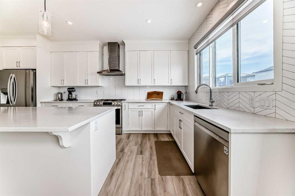 Picture of 24 Royston Rise NW, Calgary Real Estate Listing