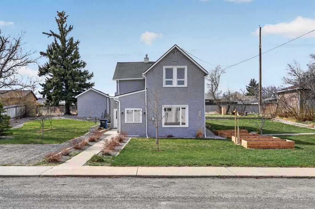 Picture of 228 21 Street , Fort Macleod Real Estate Listing