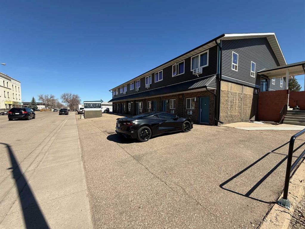 Picture of 10 3 Street NE, Redcliff Real Estate Listing