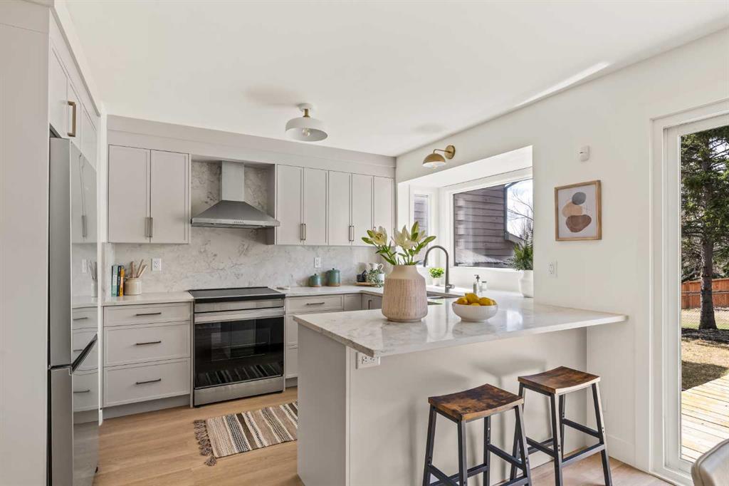 Picture of 11 Coach Manor Rise SW, Calgary Real Estate Listing