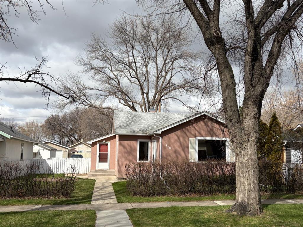 Picture of 810 12A Street N, Lethbridge Real Estate Listing