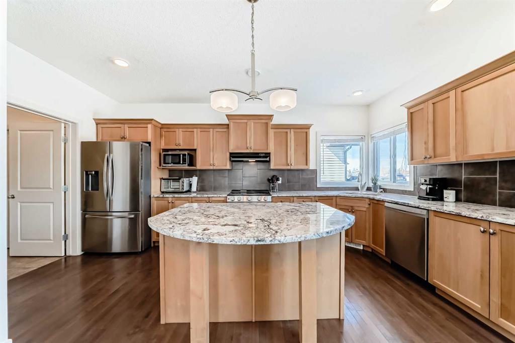 Picture of 2002 High Country Rise NW, High River Real Estate Listing