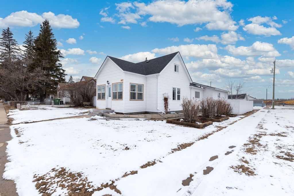 Picture of 4504 49 Street , Lloydminster Real Estate Listing