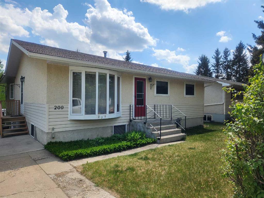 Picture of 209 2 Street NE, Sundre Real Estate Listing